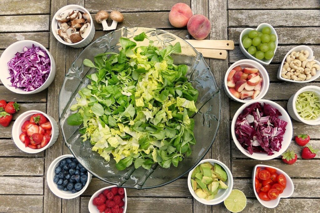 gesunder Salat zum Abnehmen mit Vielfalt und Genuss, auch vegan. 'Beeren, Pilze, Trauben, Kohl, Avocado