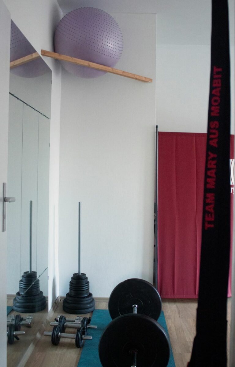 Work out at gym with english speaking trainers in berlin tiergarten