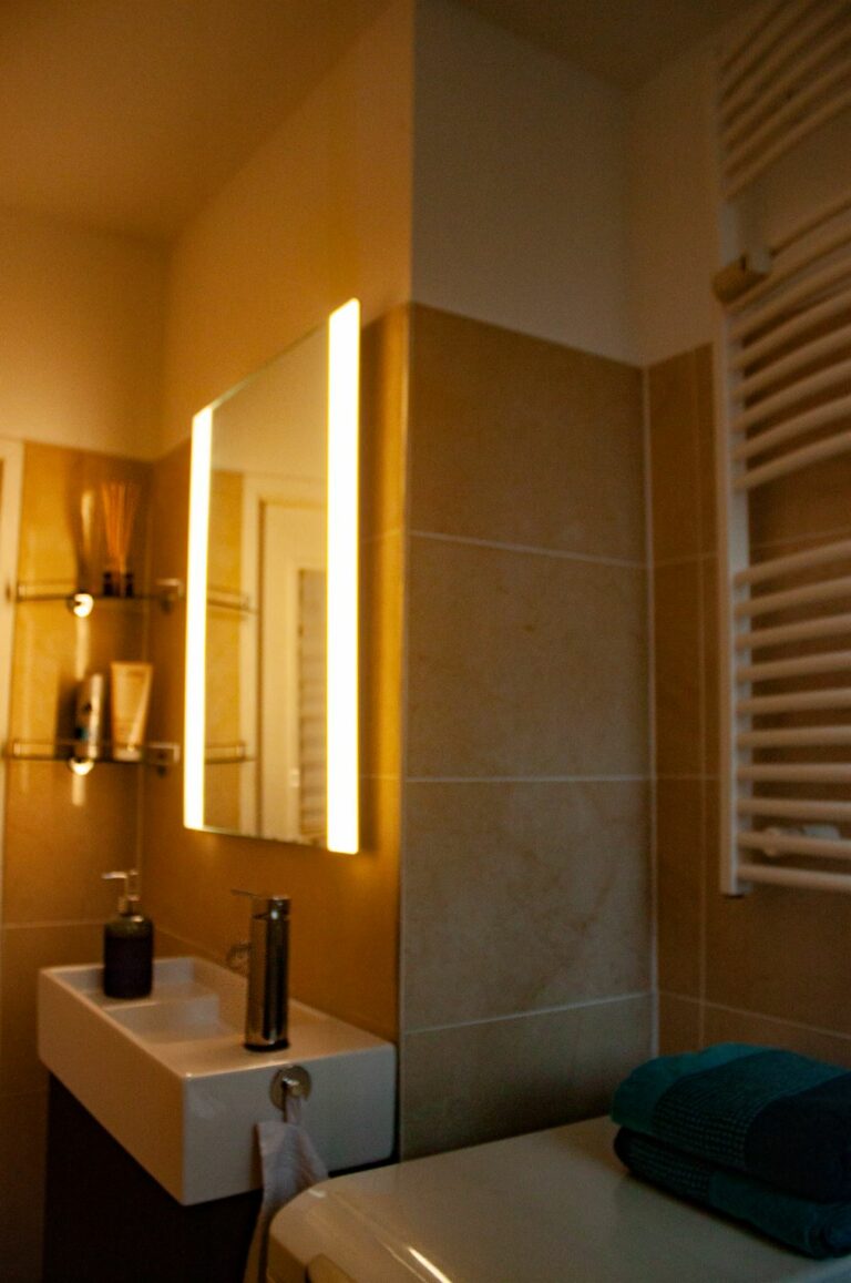 get a nice shower at the gym in moabit with english speaking trainers in berlin tiergarten